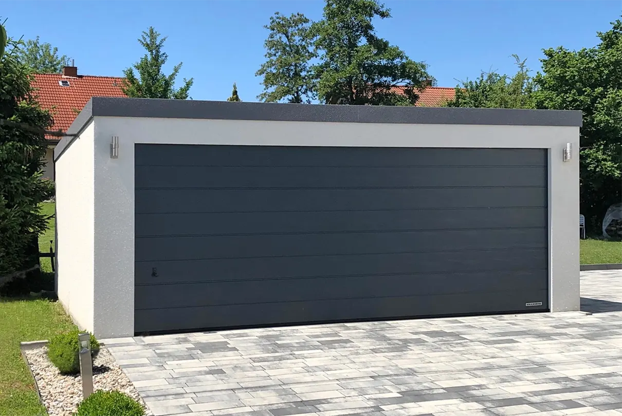 Graoßraumgarage mit Sektionaltor